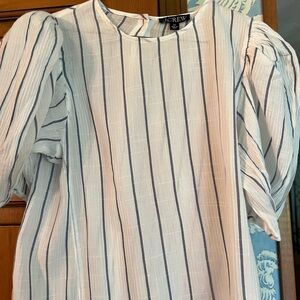 I crew 100% Cotton top
With puff sleeve and button back